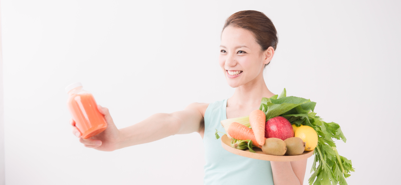 野菜ジュースを持つ女性