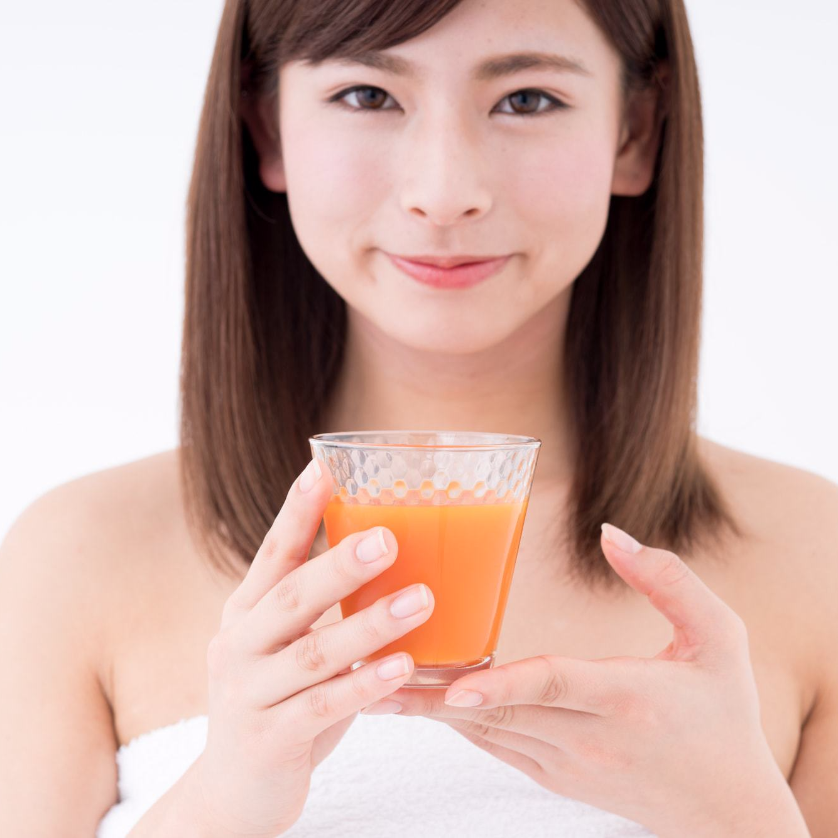 野菜ジュースを持つ女性