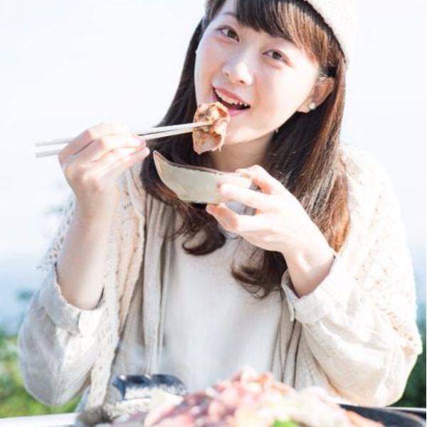 ジンギスカンを食べる女性
